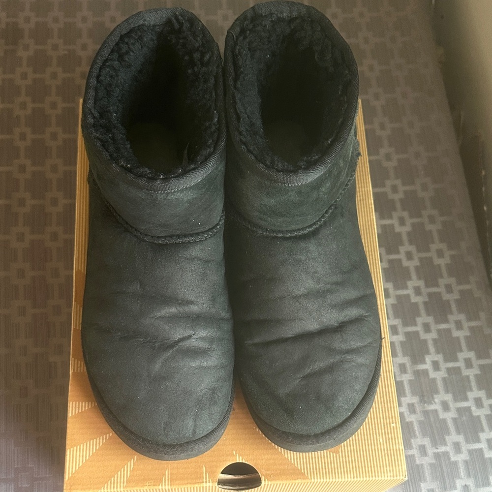 UGG Classic Mini Boots Black Women’s Size 8 Shearling Lined - Picture 1 of 16